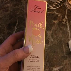 Too faced peach mattifying setting spray